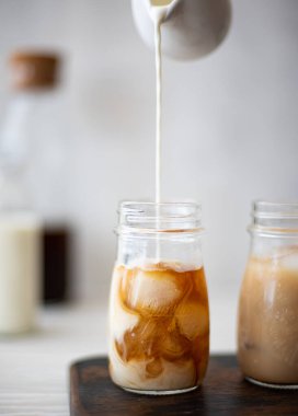 Küçük kavanozlarda buzlu kahve.