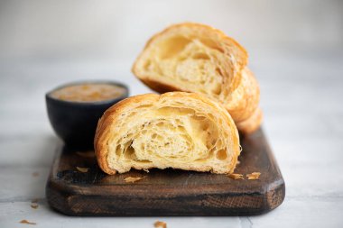 Taze kruvasan ve meyve. Tahtada ja var.