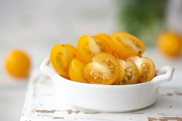 Pequenos tomates cereja amarelos com ervas — Fotografia de Stock