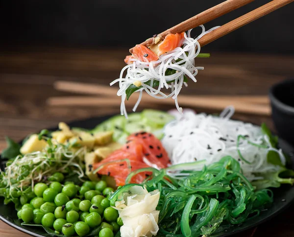 Rice noodles with seaweed, vegetables, herbs and sesame seeds — Stock Image Rice noodles with seaweed, vegetables, herbs and sesame seeds Stock Picture