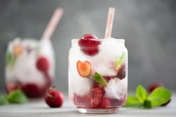 Cóctel de verano con cerezas, menta y hielo — Foto de Stock