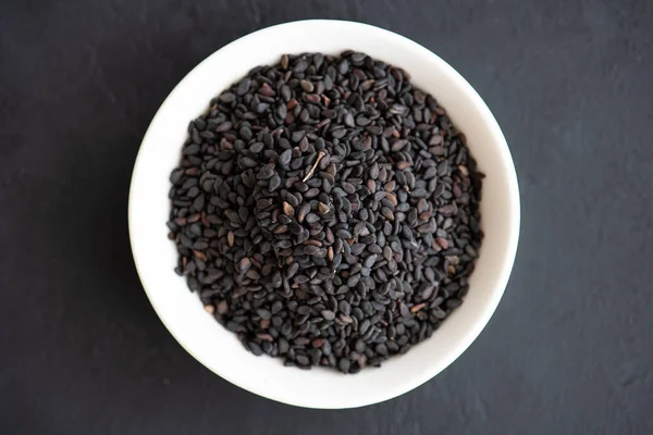 Especias para cocinar - semillas de sésamo negro de cerca —  Fotos de Stock