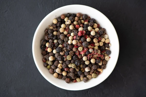 Gewürze zum Kochen - schwarze, weiße und rote Paprika-Erbsen aus nächster Nähe — Stockfoto