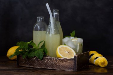 Soğuk limonata, taze limonlar ve tahta kutuda nane şekeri.