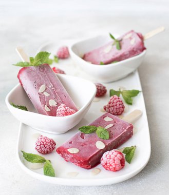 Ahududu ve nane şekeri ile dondurulmuş böğürtlen ve taze nane.