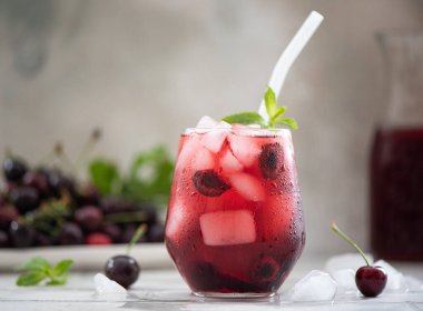 Buzlu taze kiraz suyu ve tatlı kiraz halkaları.