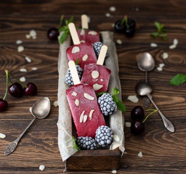 Kiraz, ahududu, böğürtlen ve nane üzerine çilekli dondurma..