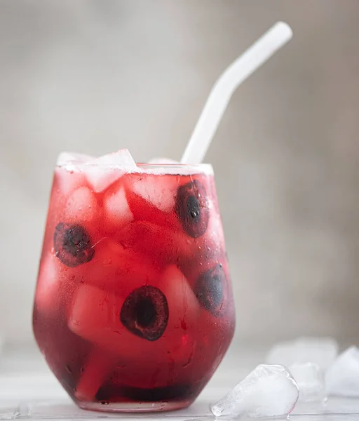 Fresh cherry juice with ice and sweet cherry halves — Stock Photo, Image