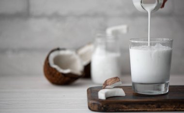 Hindistan cevizi parçacıklı cam kasede hindistan cevizi sütü.