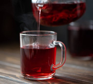 Bir çaydanlıkta sıcak amber çayı.