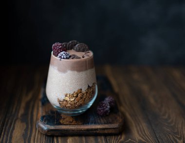 Müsli ve çikolatalı sütlü kahvaltı.