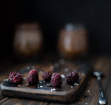 Müsli ve çikolatalı sütlü kahvaltı.