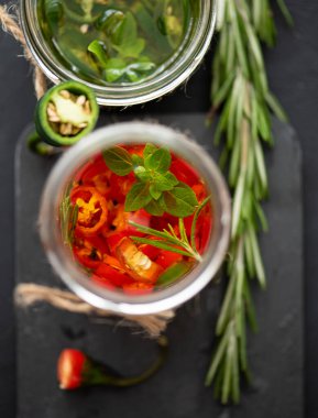 kırmızı ve yeşil biberli zeytinyağı ve biberiyeli