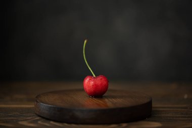 Tahtada dallı kırmızı kirazlar.