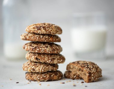 Tohum ve fındıklı yulaf ezmeli kurabiye yığını.