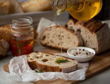 Taze çavdar ekmeği dilimlenmiş
