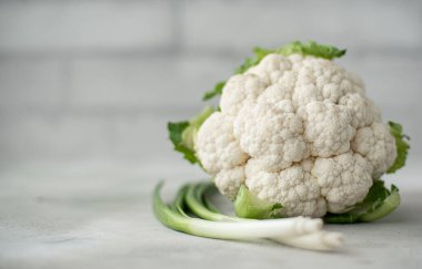 Yeşil soğanlı taze karnabahar.