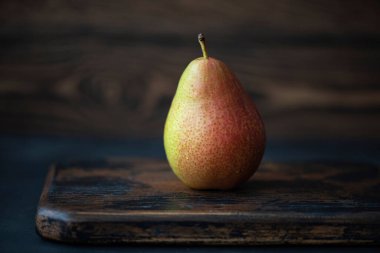 Tahtadaki sarı-kırmızı armut.