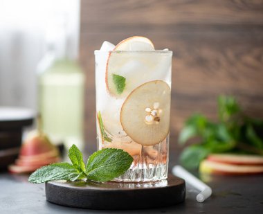 Armut, çilek şurubu ve buz kokteyli.