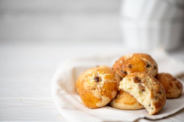 Kuru üzüm ve susamlı çörek.