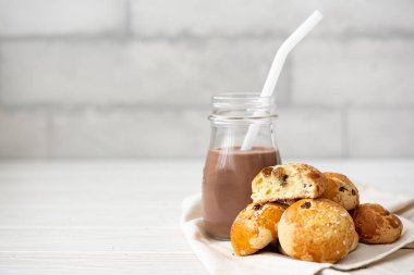 Kuru üzüm ve susamlı çörek.