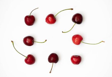 Beyaz arka planda duran tatlı meyveler.