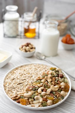 Yulaf ezmeli, fındıklı ve çekirdekli kahvaltı