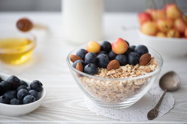 Böğürtlen ve sarı kirazlı kahvaltı cam kasede yulaf ezmesi