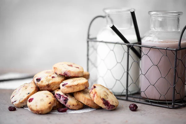 Galletas Desmenuzables Con Cerezas Secas Con Leche Cacao Botellas — Foto de Stock