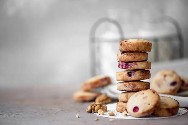 Galletas Redondas Friables Con Arándanos Apilados Una Mesa — Foto de Stock