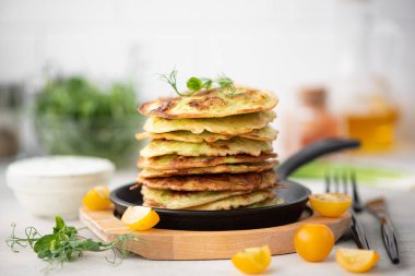 Küçük kabaklı börekler otlu ve ekşi krema soslu.