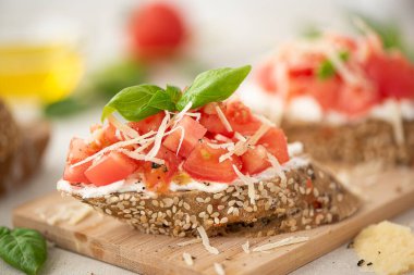 Pembe domatesli sebzeli sandviç, parmesan ve fesleğen.