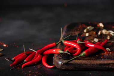 Kara tahtada kırmızı kırmızı kırmızı kırmızı biber