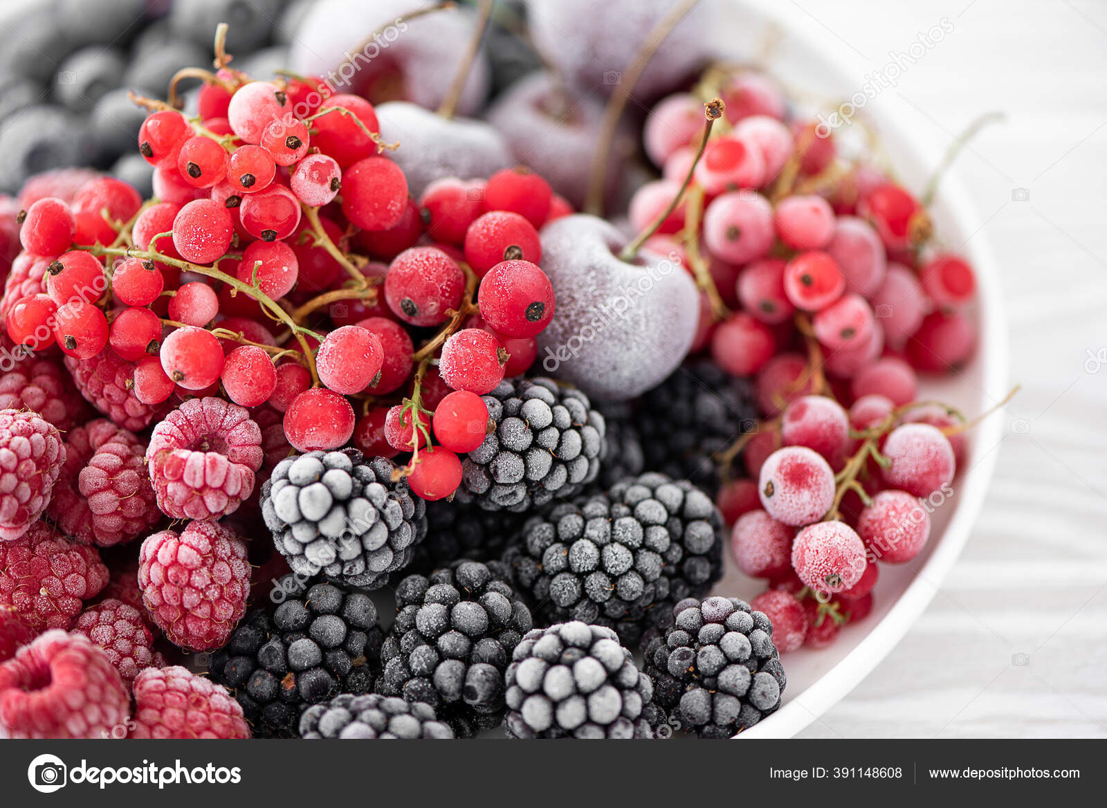Bright photo of strawberries and blueberries isolated on a white  background. Example of berries for advertising juice or jam Stock Photo -  Alamy, image size:1600x1168