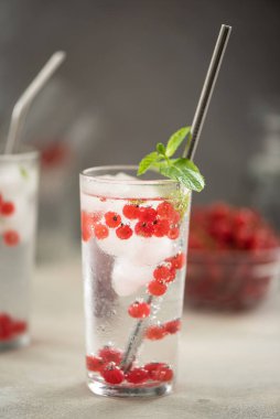 Buzlu maden suyu ve cam üzümlü frenk üzümü.