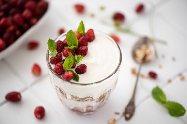 Ev yapımı granola, Yunan yoğurdu ve bardakta yabani çilek.