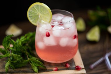 Pembe limonata, limon ve nar tohumlu kokteyl.