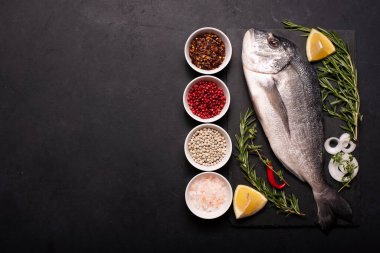 Baharatlı ve baharatlı çiğ dorado balığı.