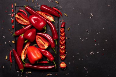 Kara tahtada kırmızı dolma biber ve acı biber, üst manzara.