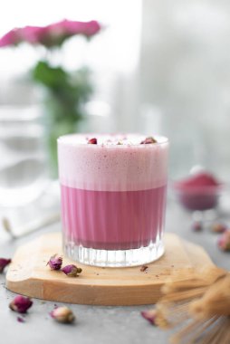 Pembe latte köpüklü pembe kibrit.