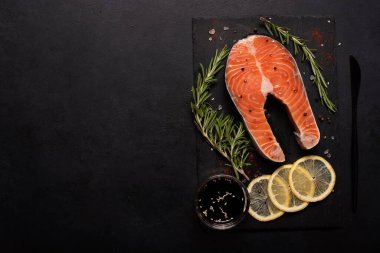 Siyah tahtada limon ve baharatlı çiğ somon bifteği.