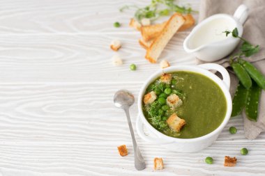 yeşil bezelye püresi çorbası ve kızarmış ekmek.