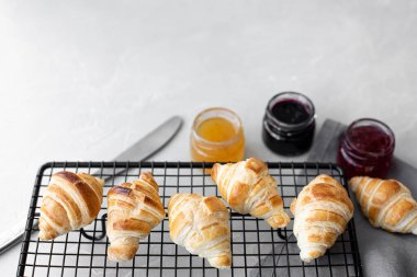 Küçük ev yapımı kruvasan ve fırında çilek reçeli.