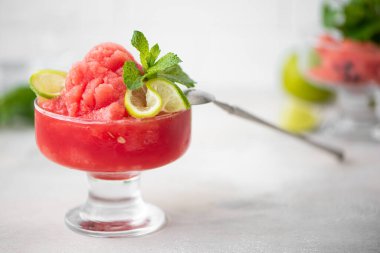 Limonlu karpuz sulu ve cam kasede nane.