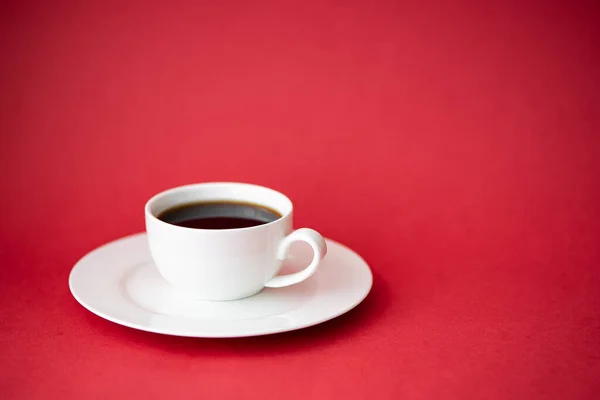 Μαύρο Καφέ Ένα Μικρό Λευκό Φλιτζάνι Καφέ Κόκκινο Φόντο — Φωτογραφία Αρχείου