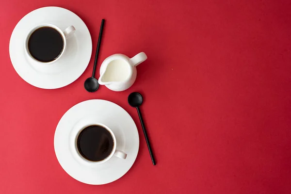 Μαύρο Καφέ Μικρό Φλιτζάνι Καφέ Και Κανάτα Γάλακτος Κόκκινο Φόντο — Φωτογραφία Αρχείου
