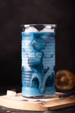 Buzlu mavi kibrit, sütlü ve uzun bardaklı
