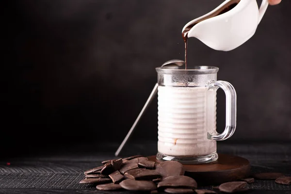 Κούπα Γυάλινη Ζεστό Γάλα Και Σοκολάτα — Φωτογραφία Αρχείου