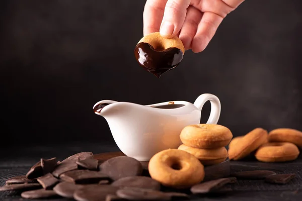 Μικρά Σπιτικά Ντόνατς Επικάλυψη Σοκολάτας Σκούρο Φόντο — Φωτογραφία Αρχείου