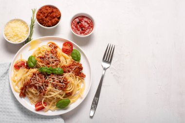 et soslu spagetti, parmesan ve fesleğen.